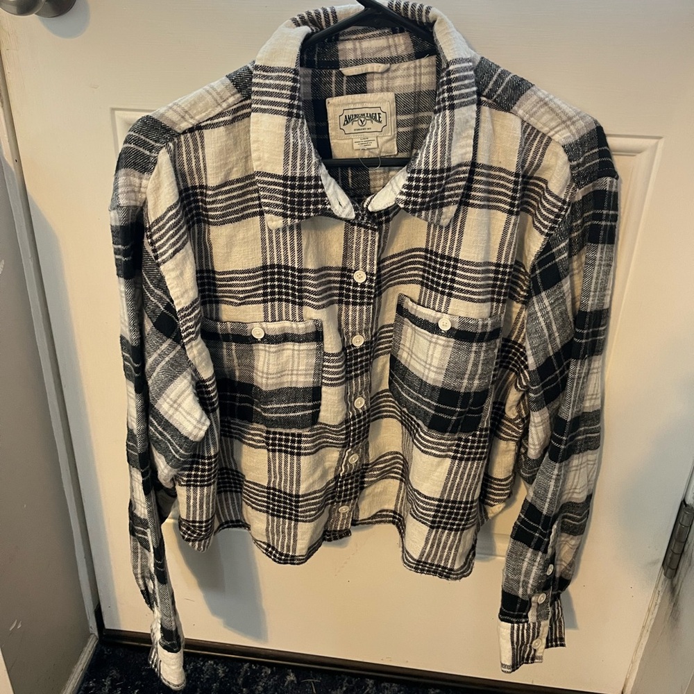 WOMEN’S AMERICAN EAGLE BUFFALO PLAID FLANNEL CROP SHIRT